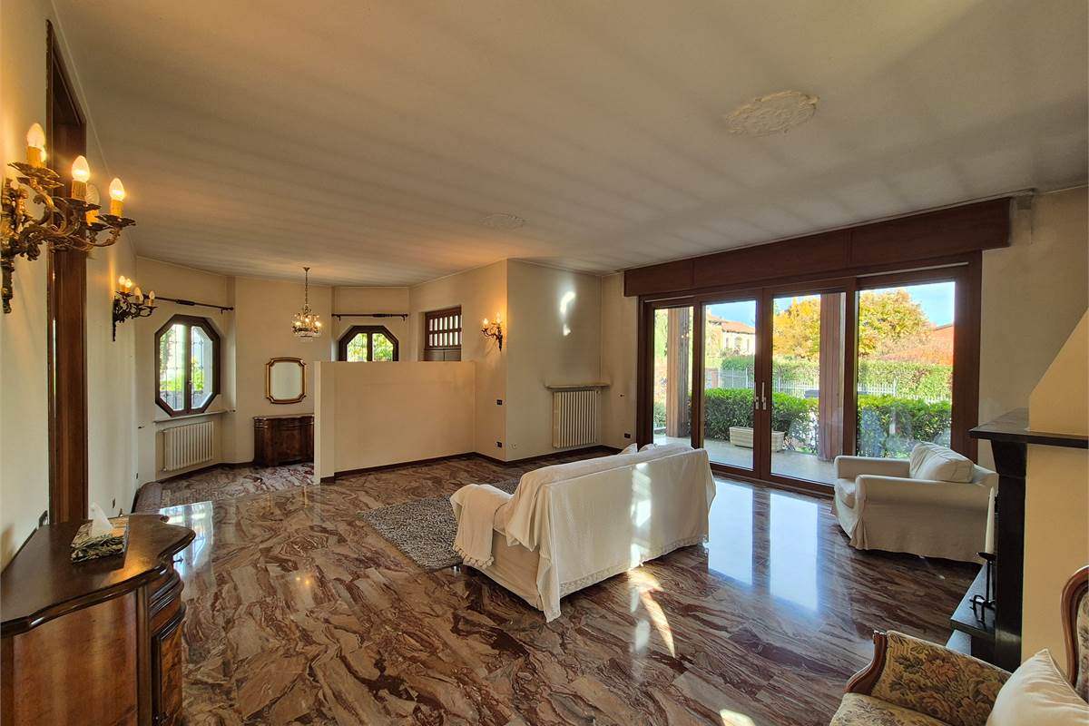 Villa singola con giardino a Cirimido