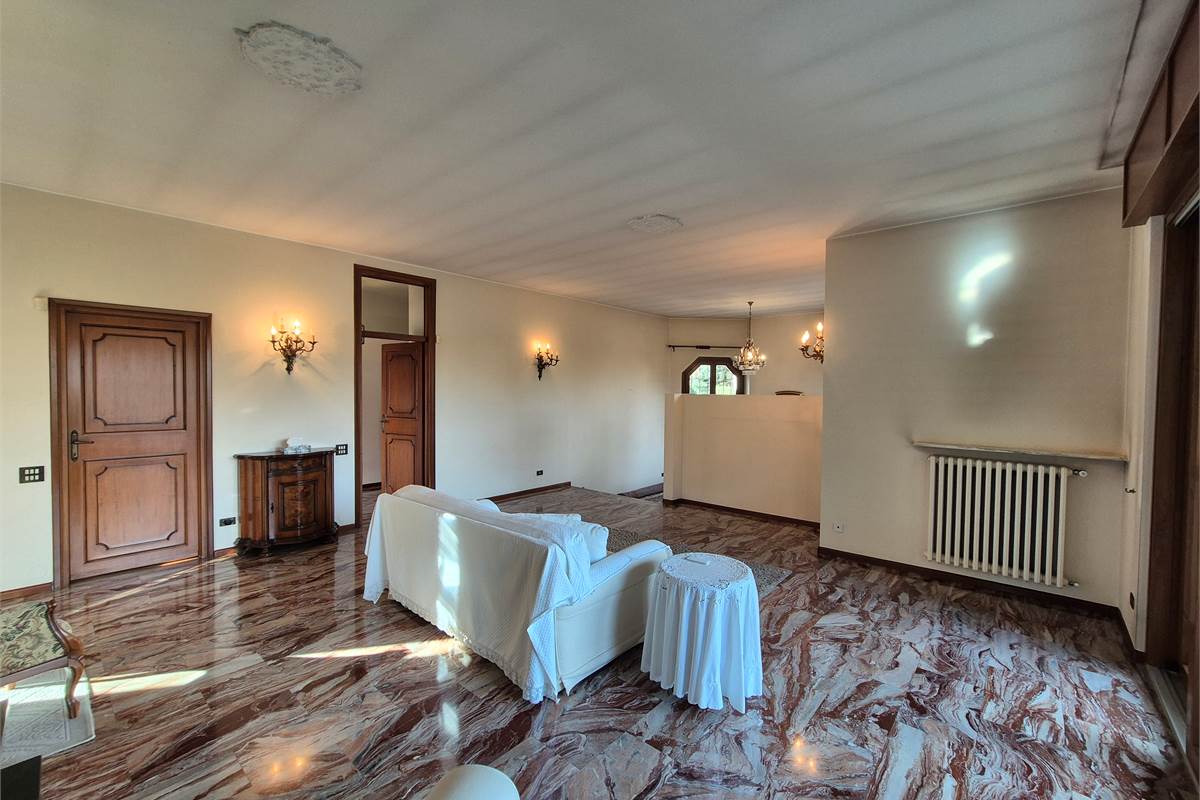 Villa singola con giardino a Cirimido