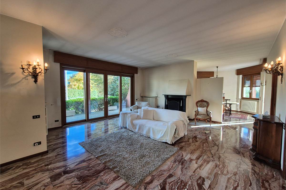 Villa singola con giardino a Cirimido