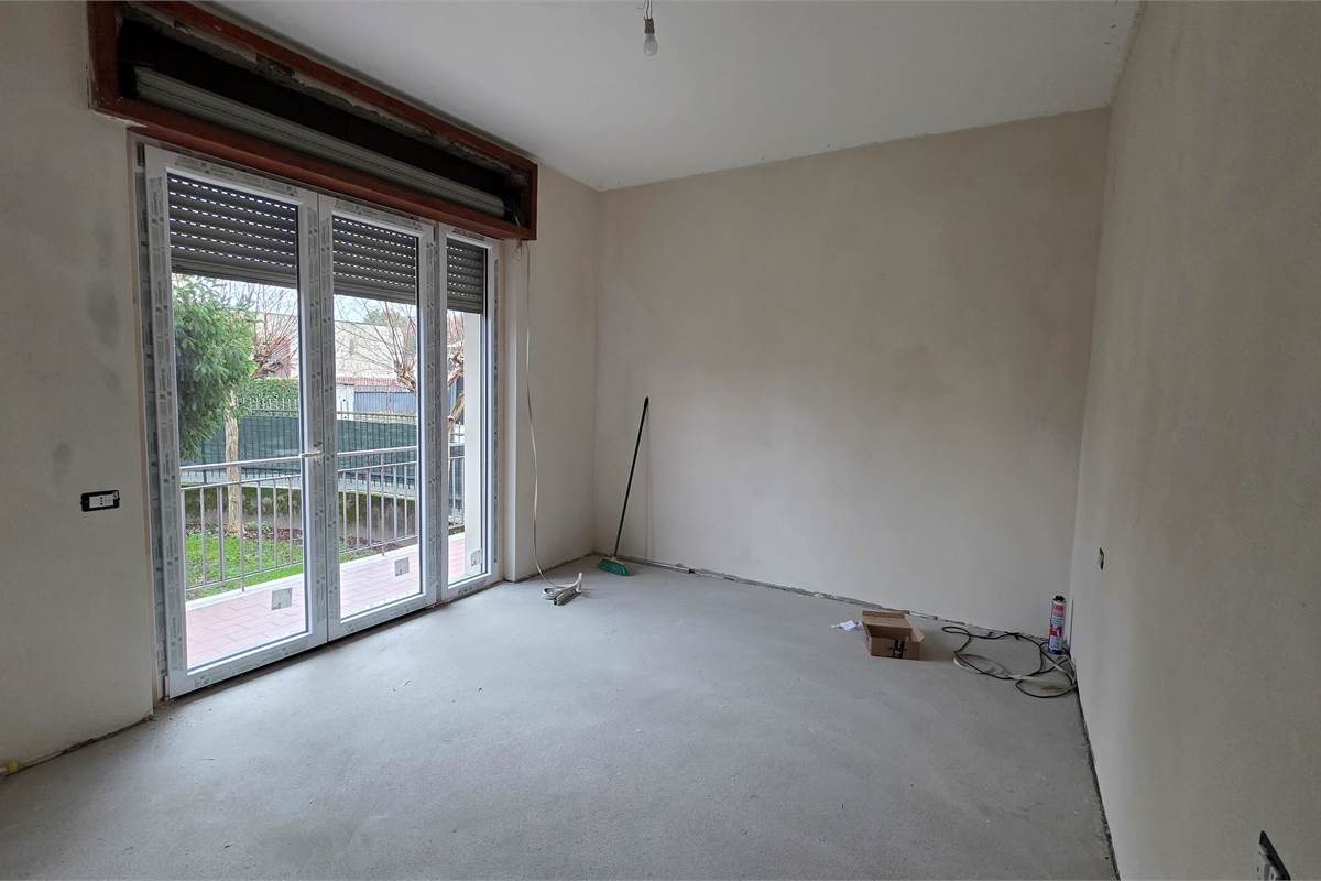 Ampio quadrilocale con GIARDINO privato a Carugo