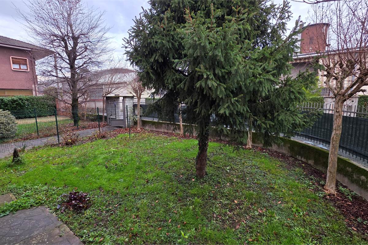 Ampio quadrilocale con GIARDINO privato a Carugo