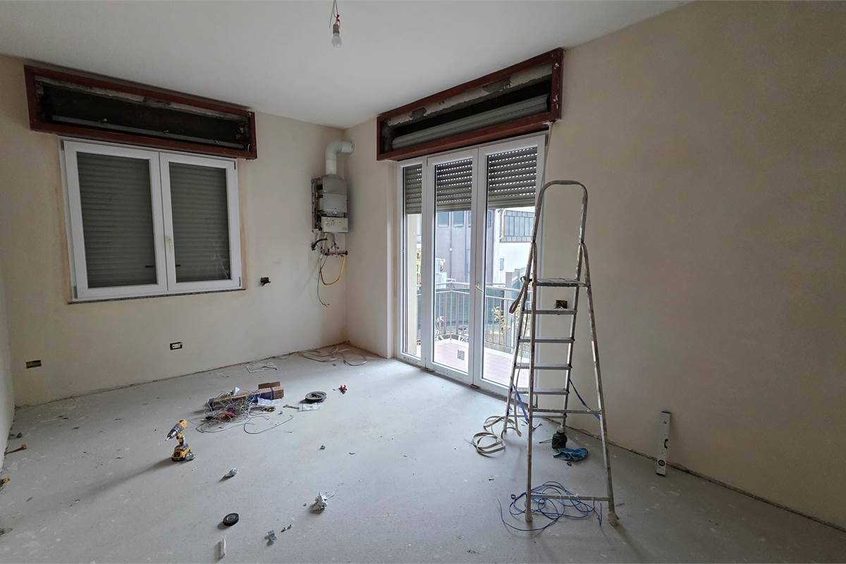 Ampio quadrilocale con GIARDINO privato a Carugo