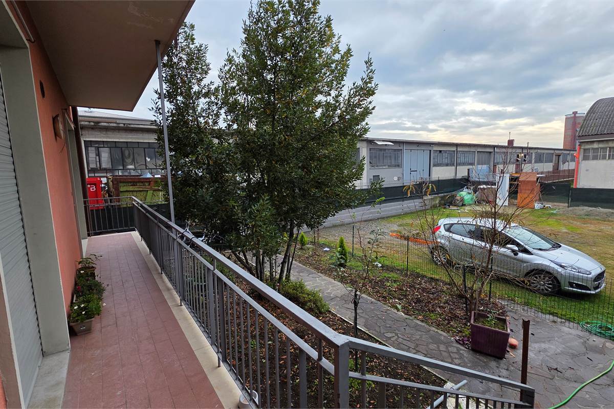 Ampio quadrilocale con GIARDINO privato a Carugo