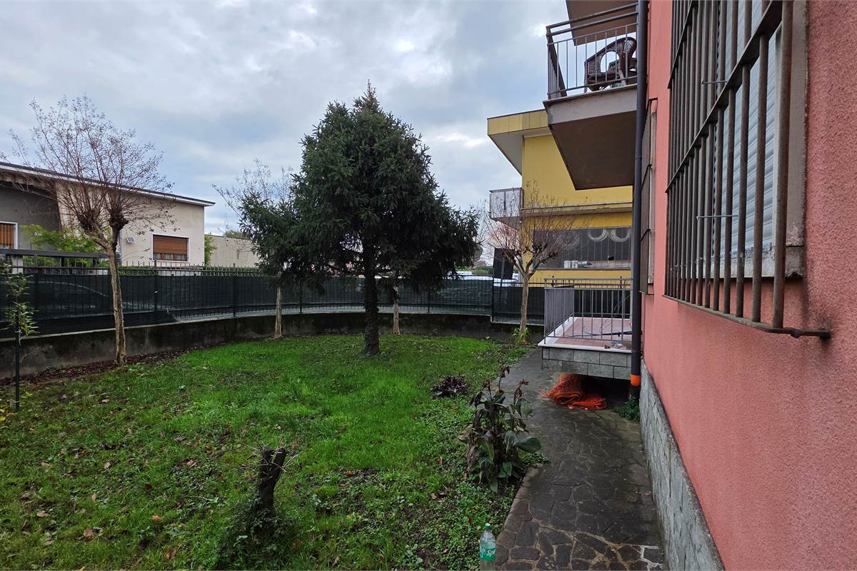 Ampio quadrilocale con GIARDINO privato a Carugo