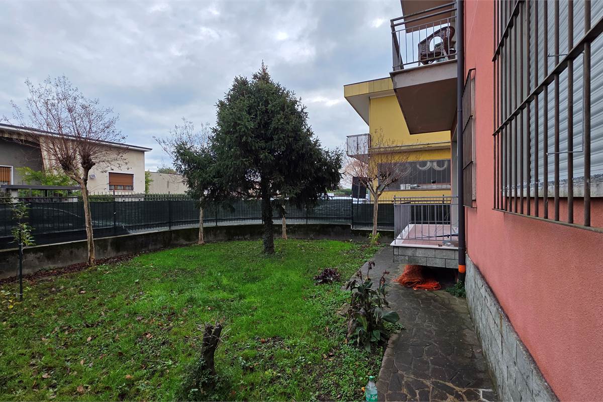 Ampio quadrilocale con GIARDINO privato a Carugo
