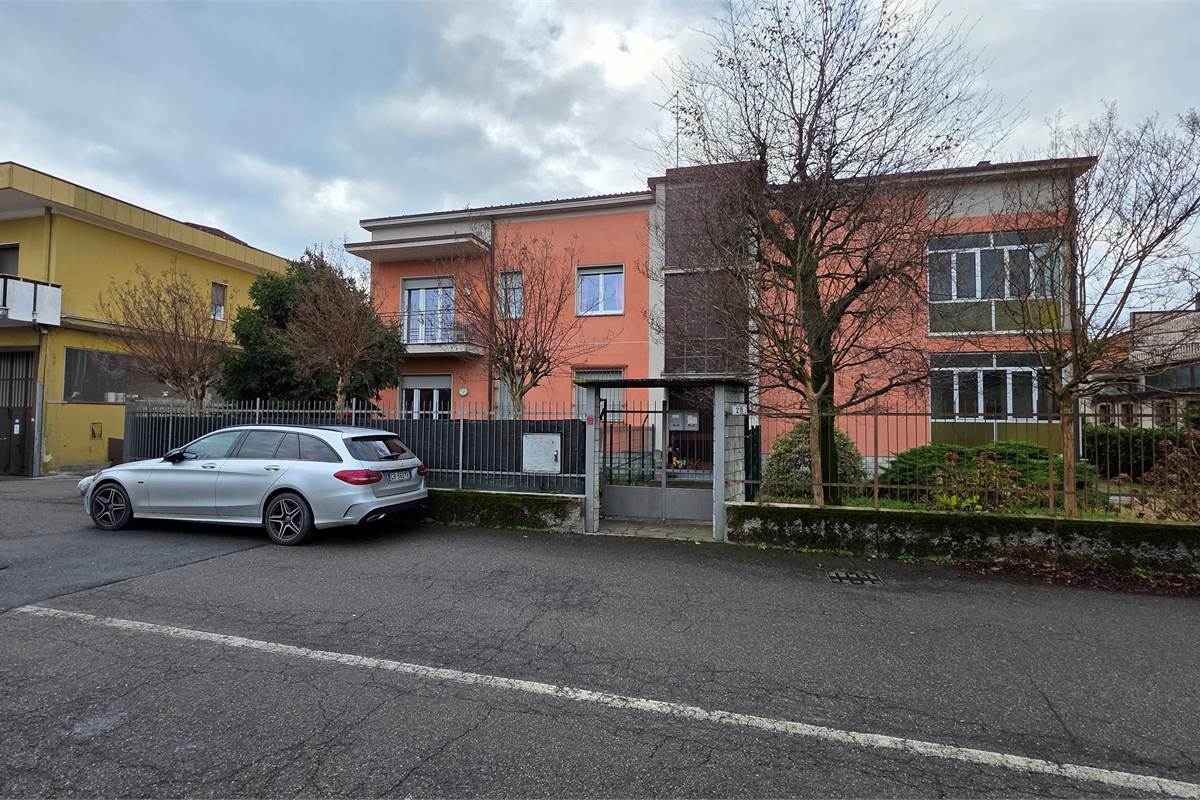 Ampio quadrilocale con GIARDINO privato a Carugo