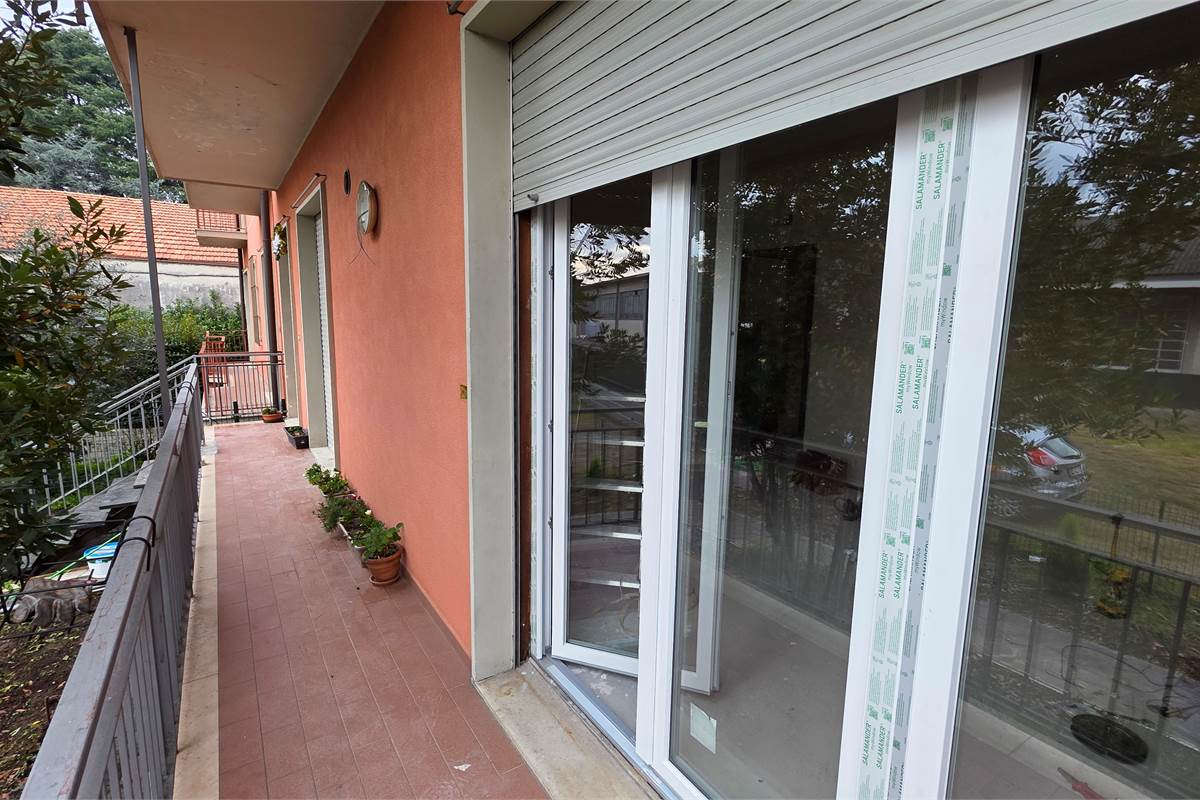 Ampio quadrilocale NUOVO con GIARDINO privato a Carugo