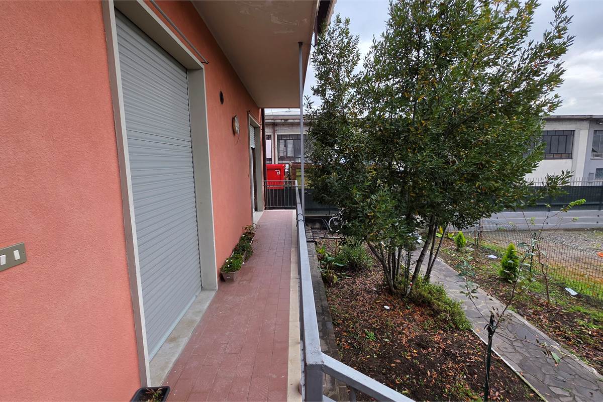 Ampio quadrilocale NUOVO con GIARDINO privato a Carugo