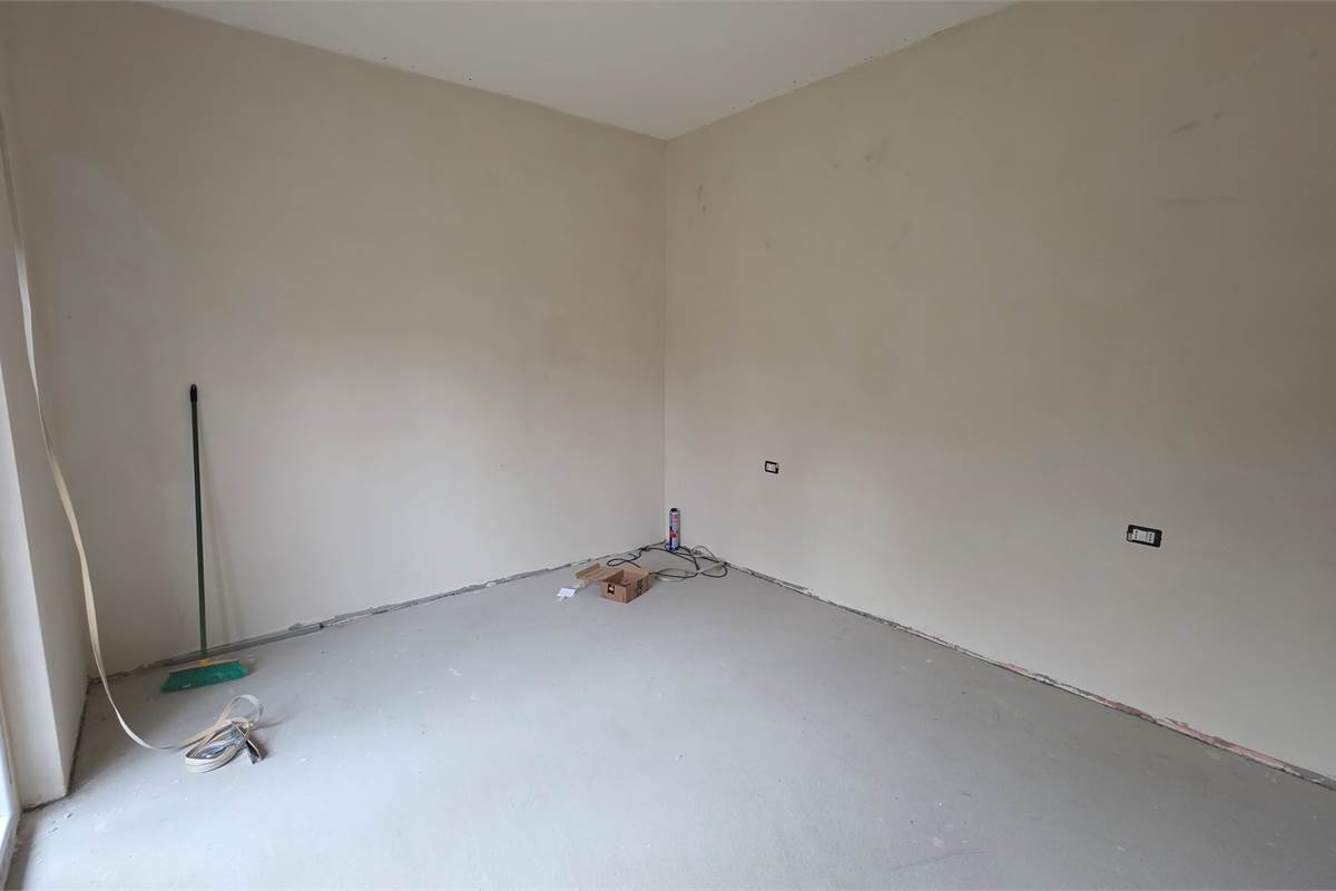 Ampio quadrilocale NUOVO con GIARDINO privato a Carugo