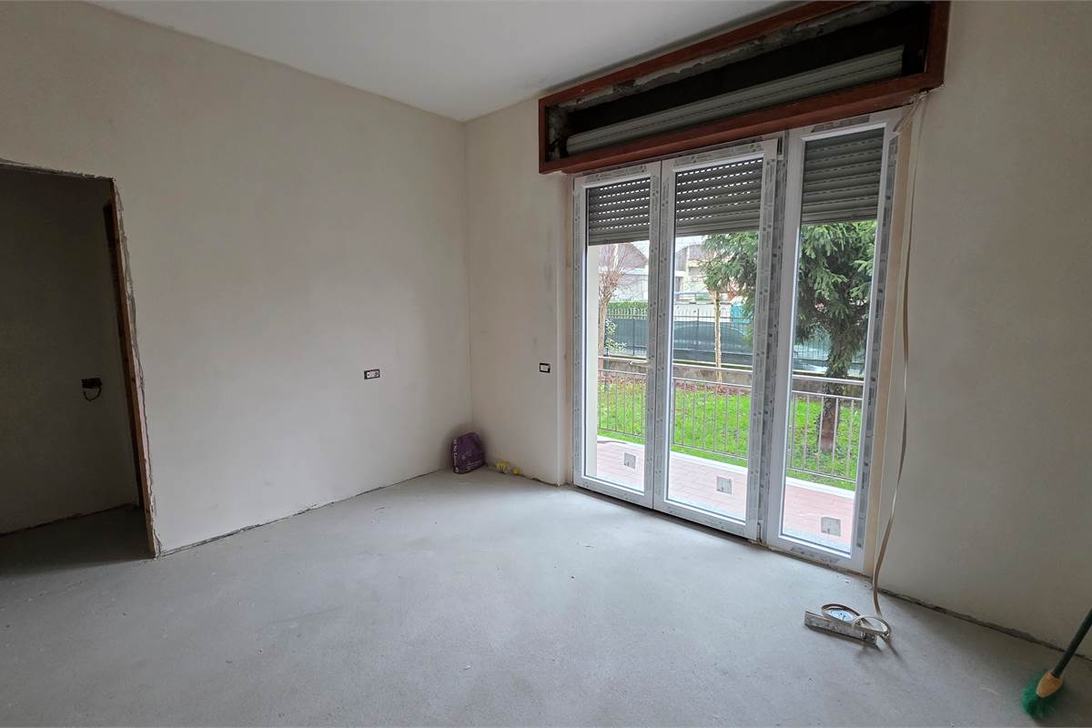 Ampio quadrilocale NUOVO con GIARDINO privato a Carugo