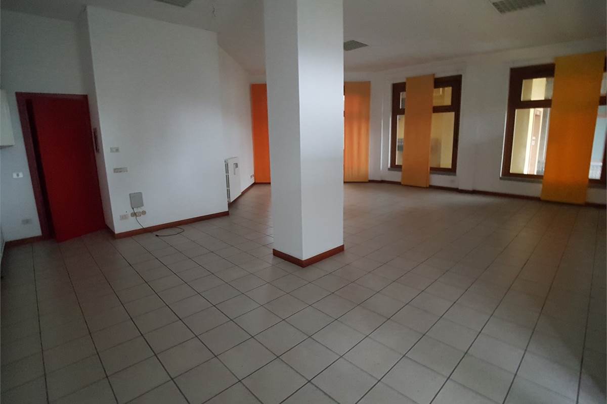 Negozio in locazione a Mariano Comense 