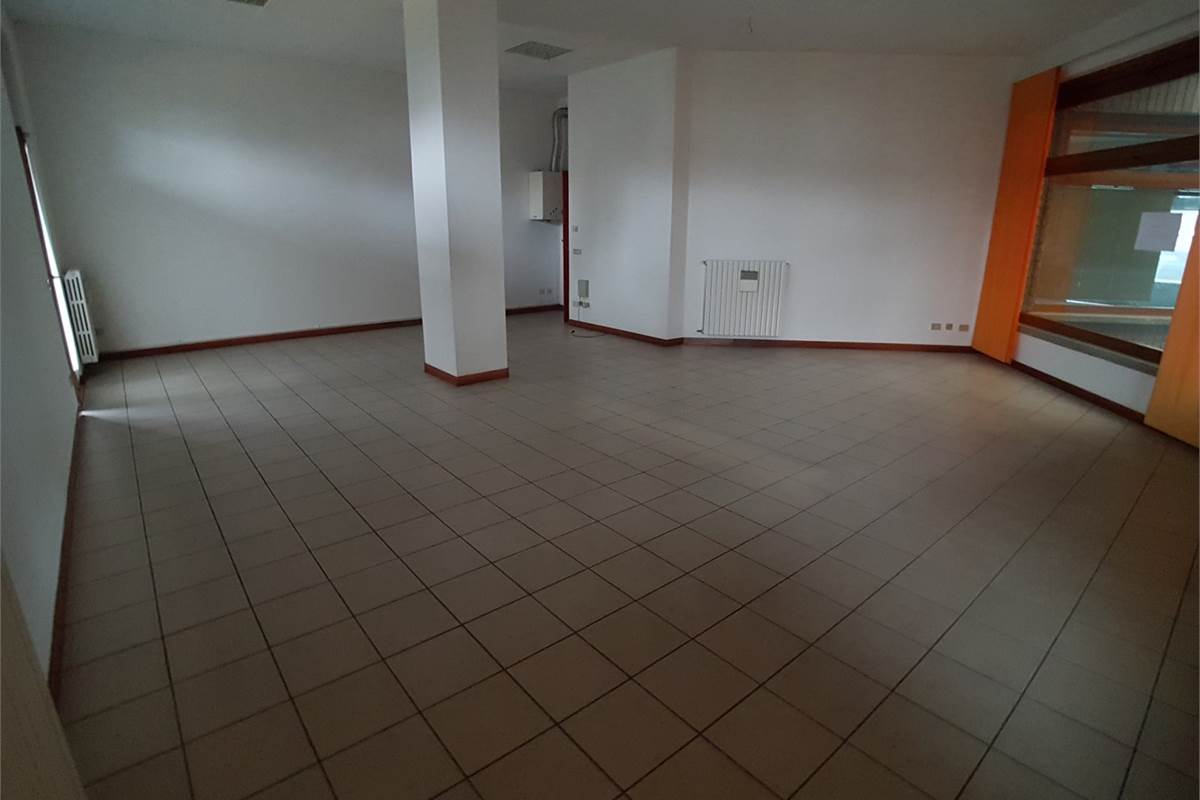 Negozio in locazione a Mariano Comense 