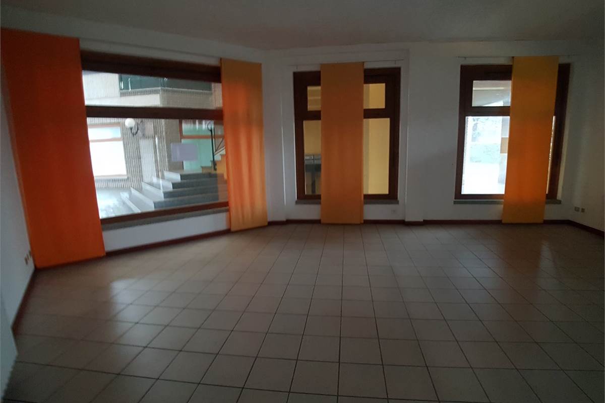 Negozio in locazione a Mariano Comense 