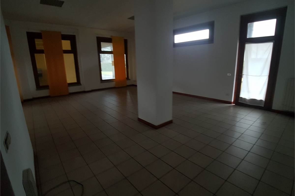 Negozio in locazione a Mariano Comense 