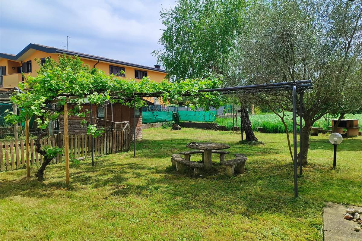 Villa indipendente con ampio giardino 