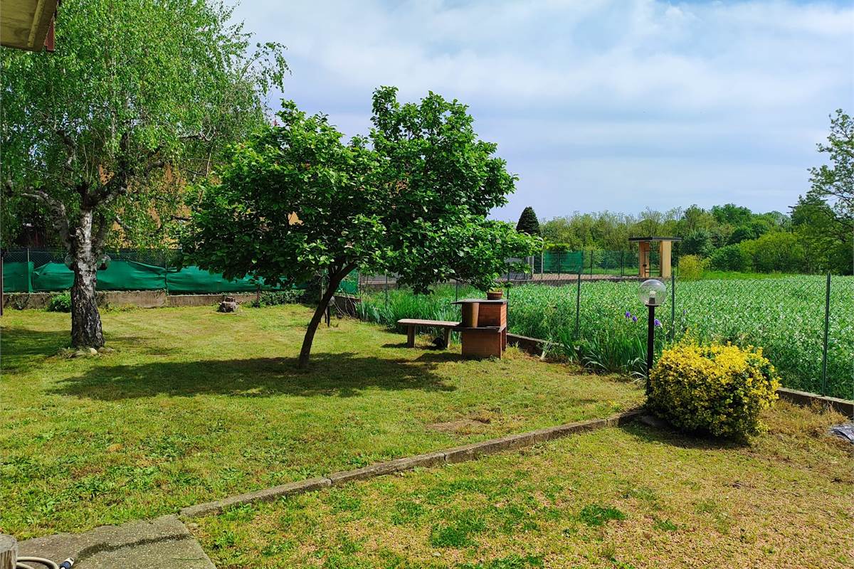 Villa indipendente con ampio giardino 