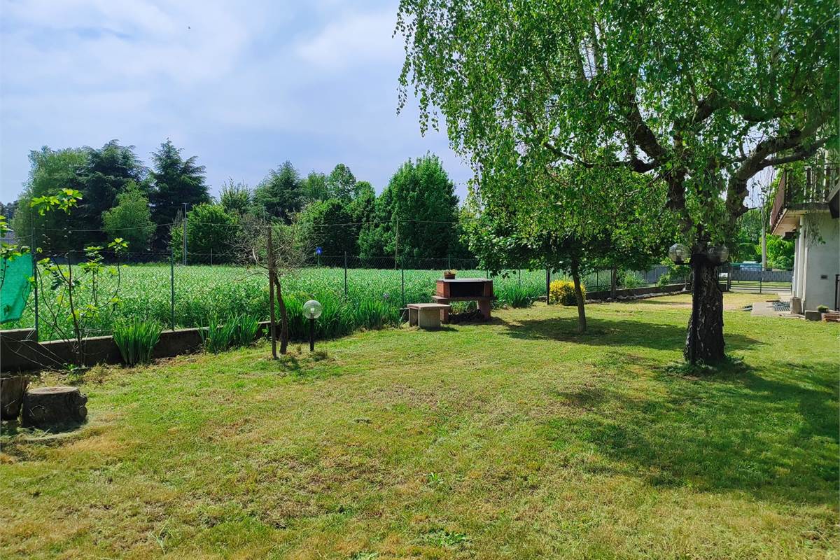 Villa indipendente con ampio giardino 