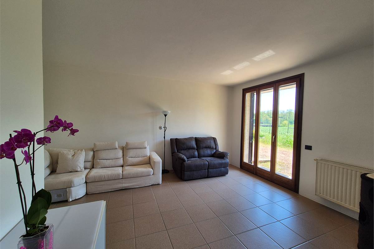 Villa indipendente con ampio giardino 