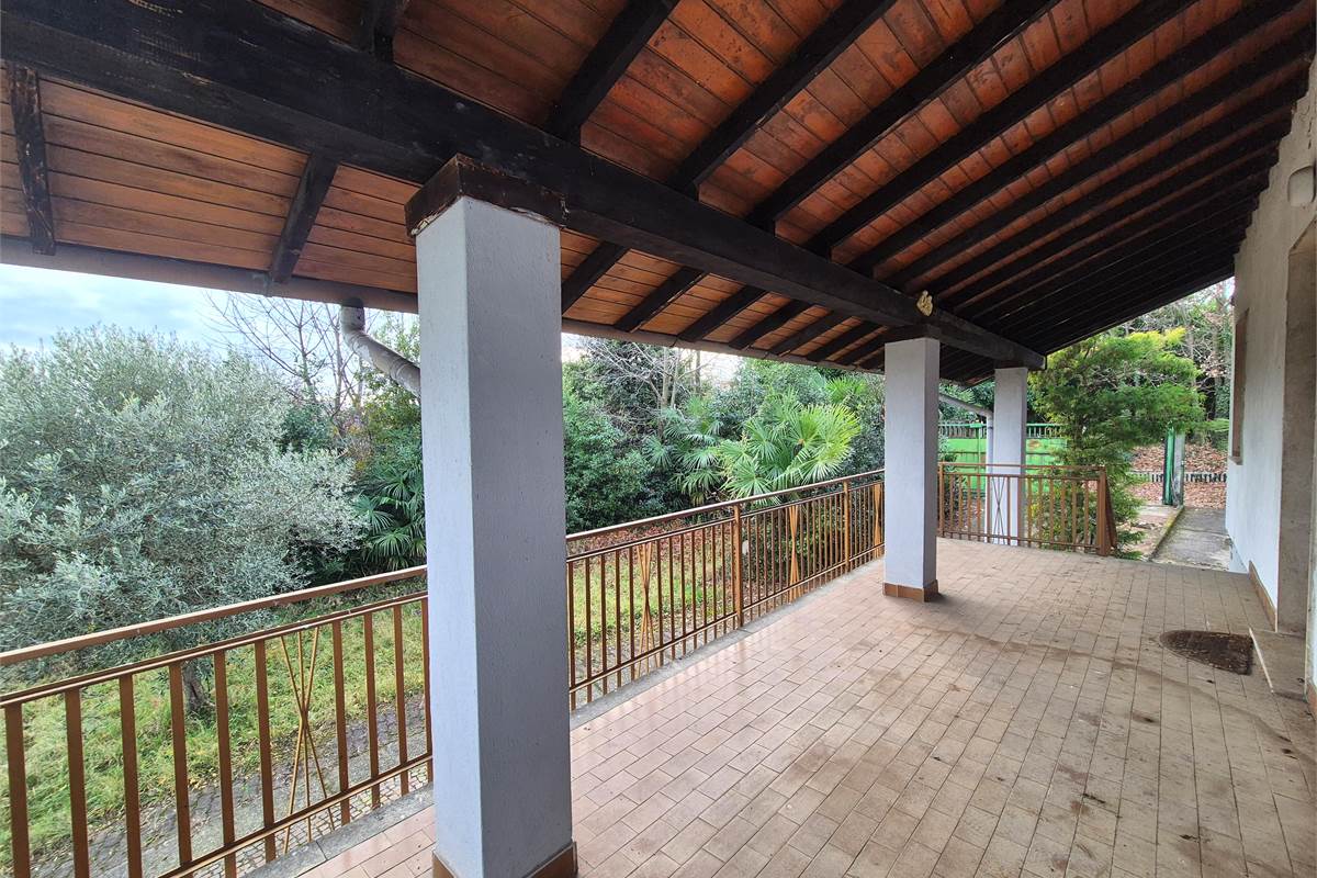 Casa indipendente con terreno a Fenegro