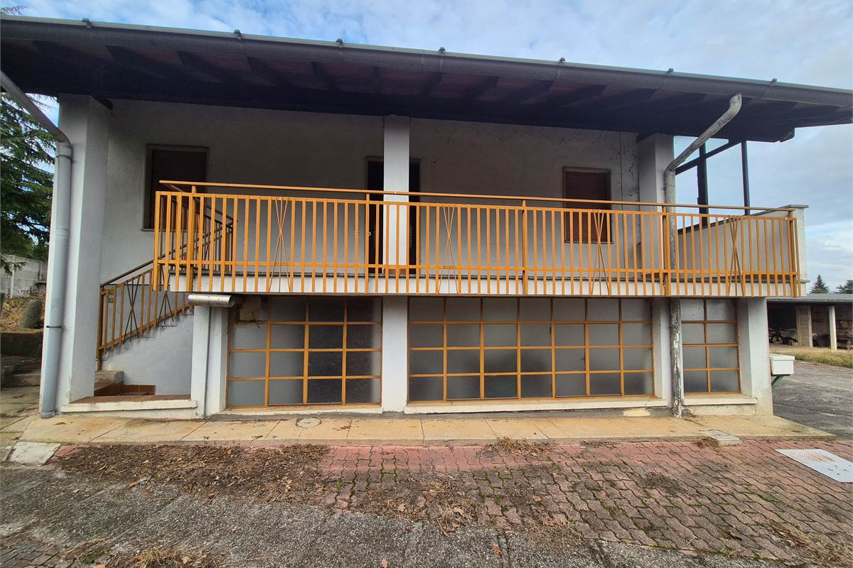 Casa indipendente con terreno a Fenegro