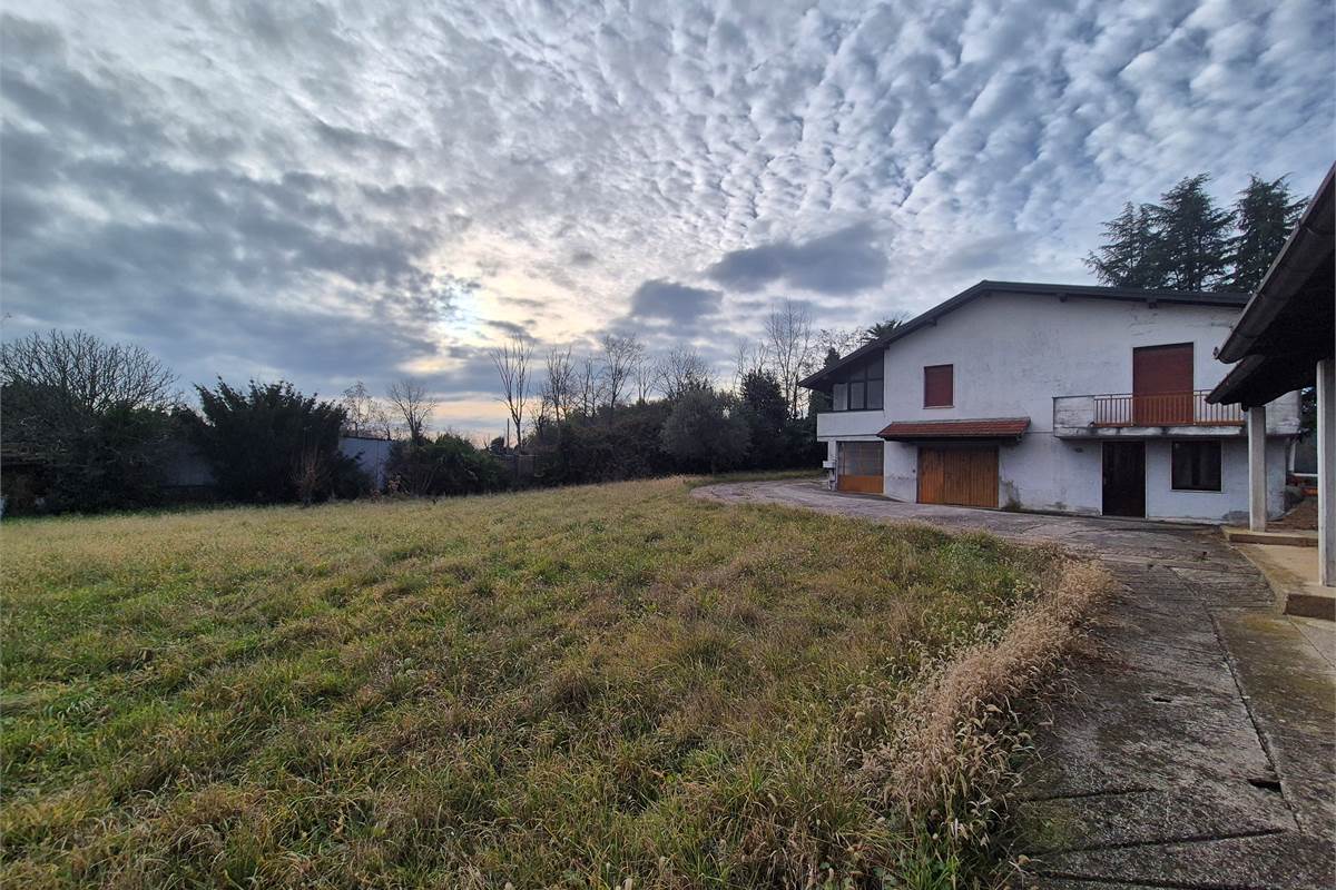 Casa indipendente con terreno a Fenegro