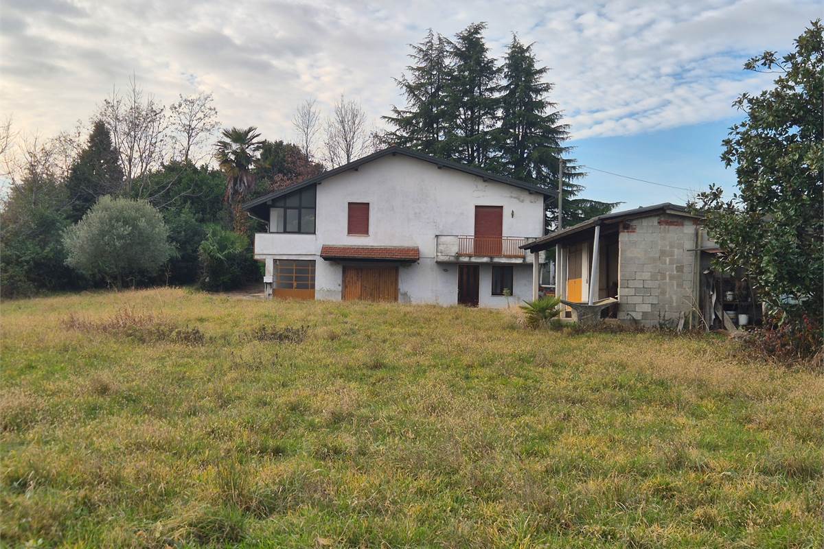 Casa indipendente con terreno a Fenegro