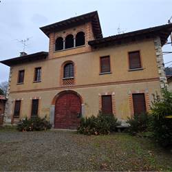Villa singola ottocentesca con giardino e torre panoramica – da ristrutturare