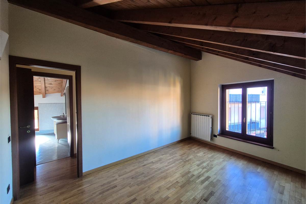 Trilocale mansardato a Cirimido