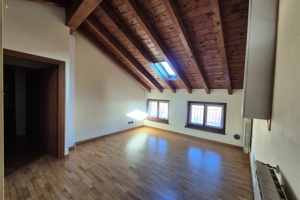 Trilocale mansardato a Cirimido