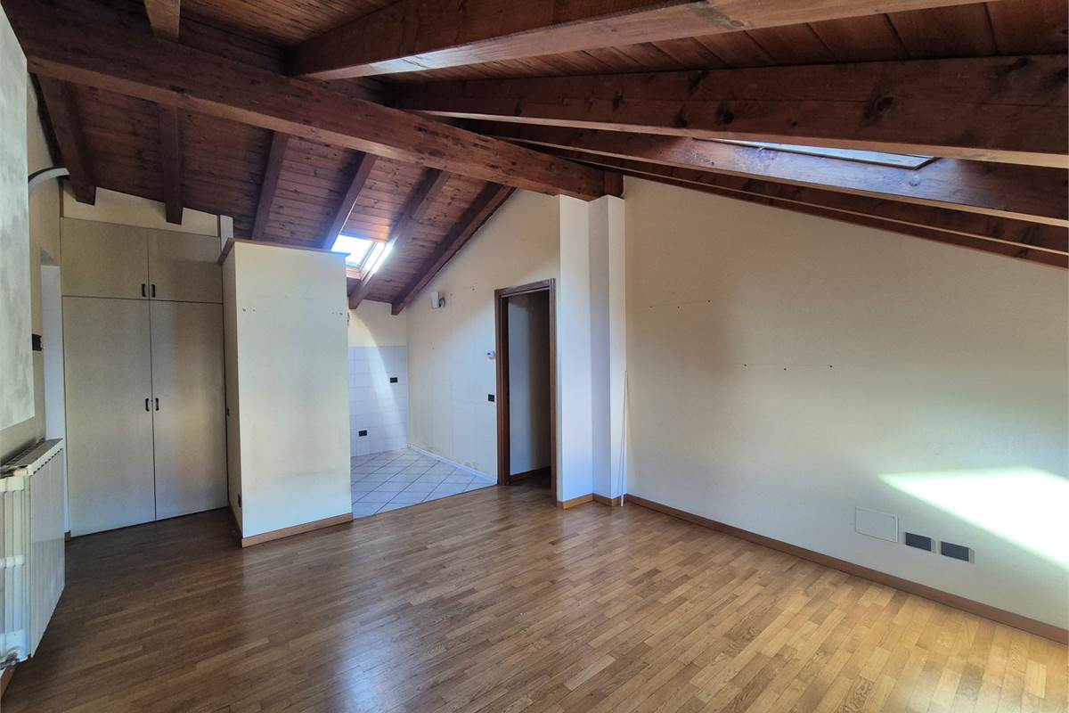 Trilocale mansardato a Cirimido