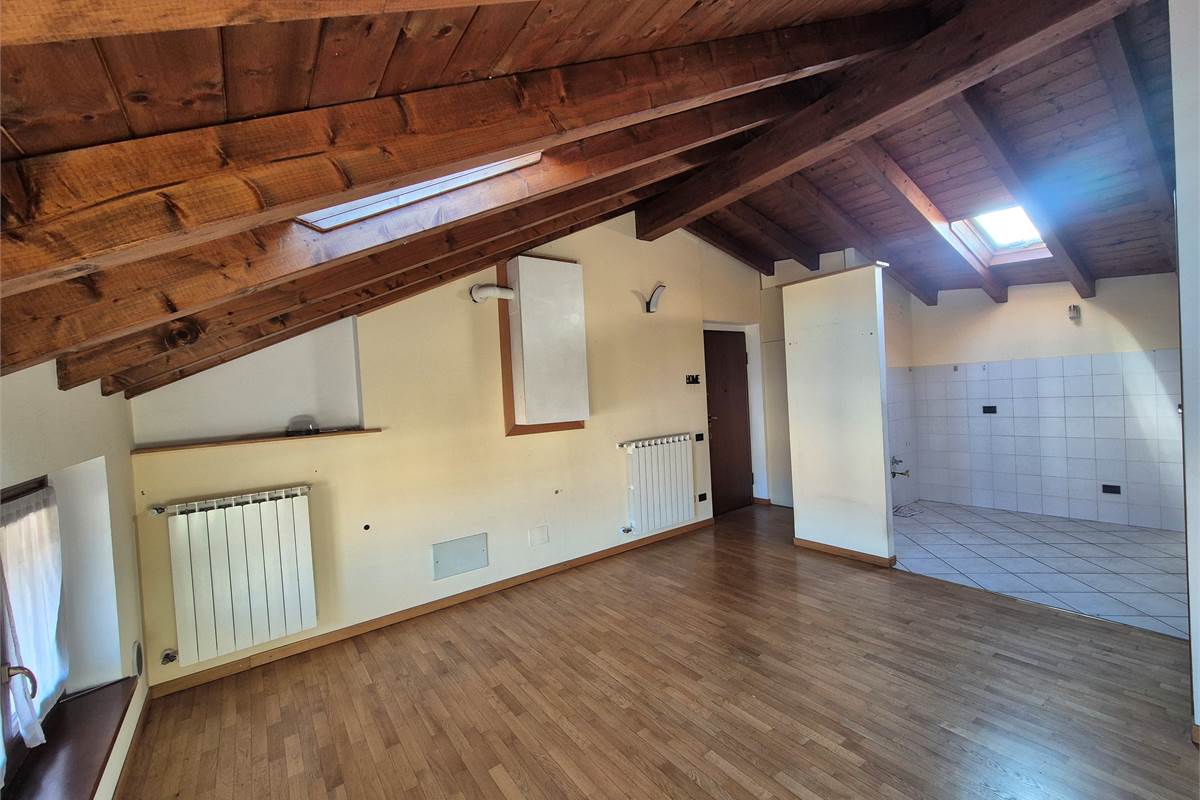 Trilocale mansardato a Cirimido