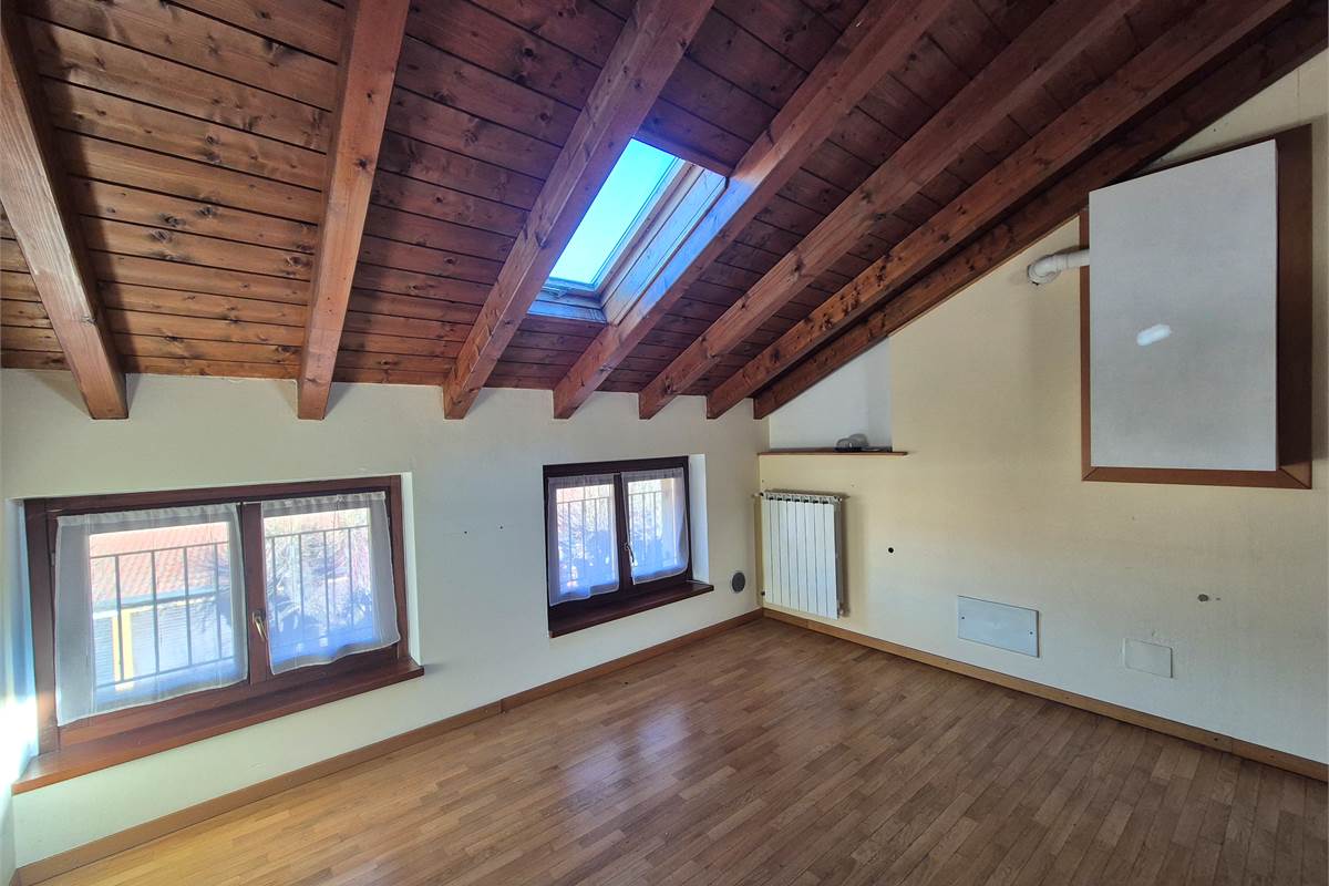 Trilocale mansardato a Cirimido