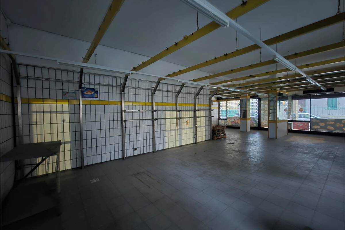 Negozio con magazzino a Saronno 