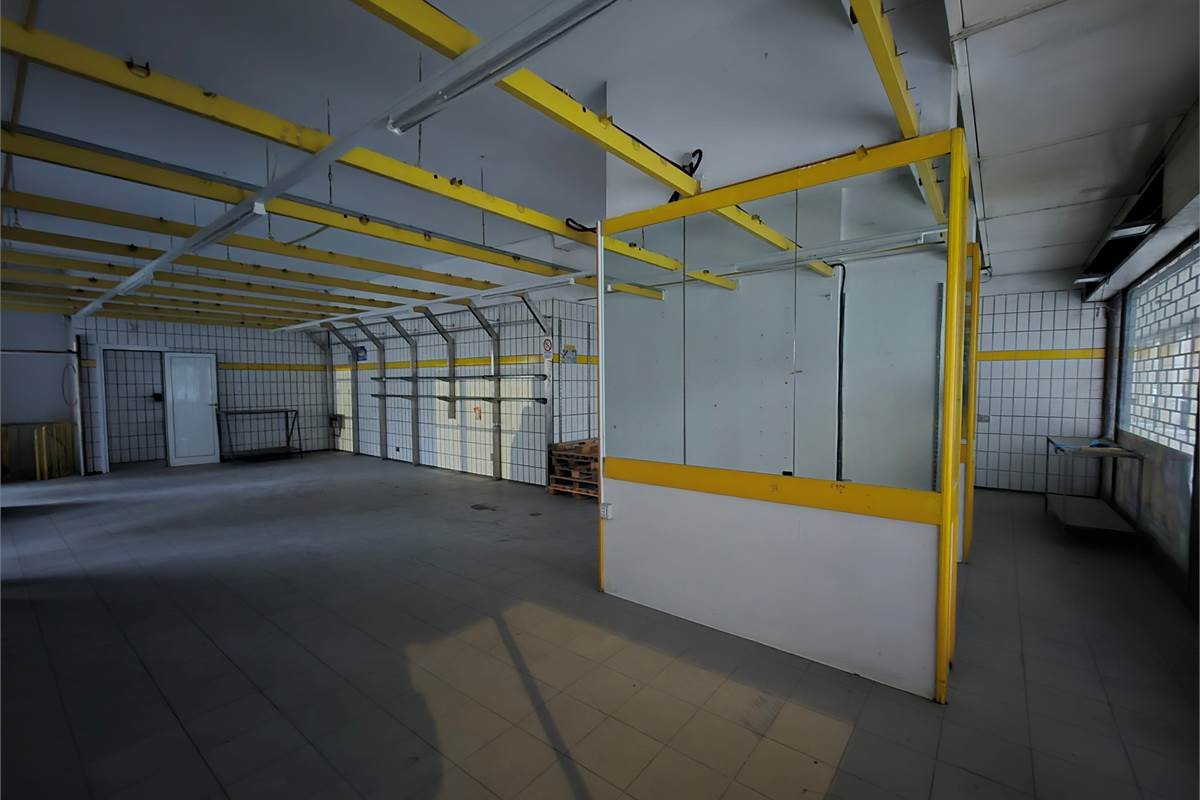 Negozio con magazzino a Saronno 