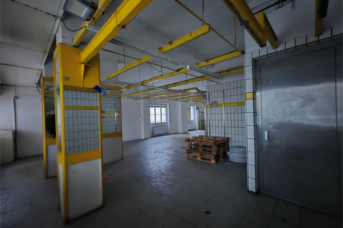 Negozio con magazzino a Saronno 