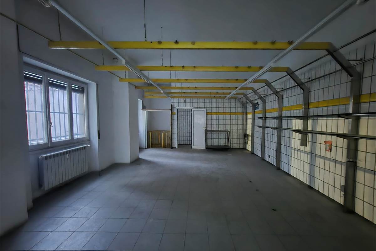 Negozio con magazzino a Saronno 