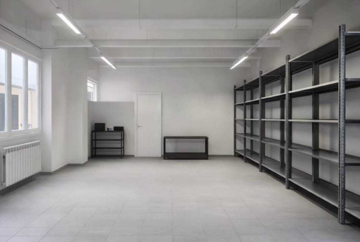 Negozio con magazzino a Saronno 