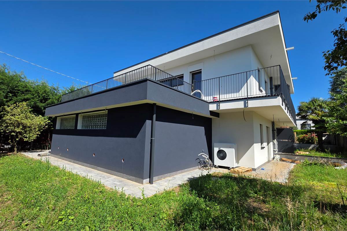 Ottima VILLA BIFAMIGLIARE a Lomazzo 