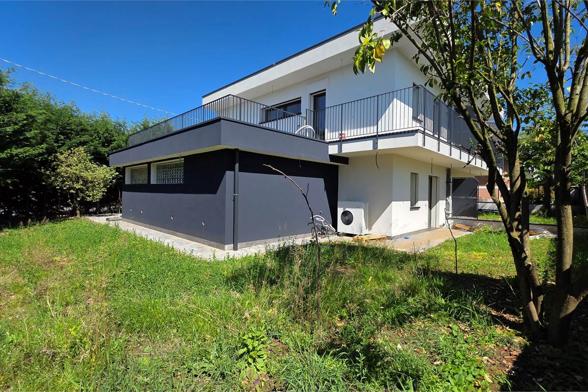 Ottima VILLA BIFAMIGLIARE a Lomazzo 