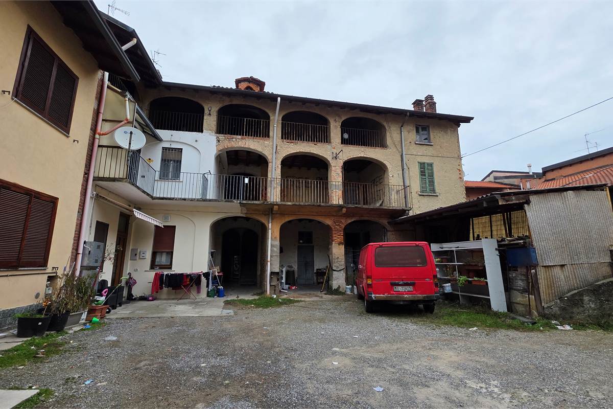 Rustico su tre livelli a Cirimido 