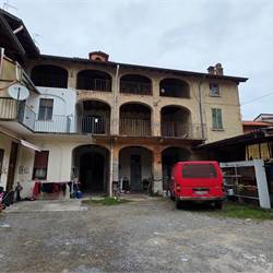 Rustico su tre livelli a Cirimido 