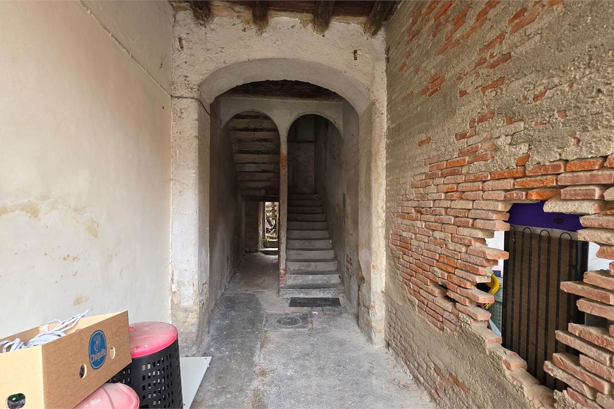 Rustico su tre livelli a Cirimido 