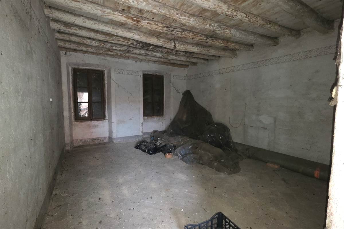 Rustico su tre livelli a Cirimido 