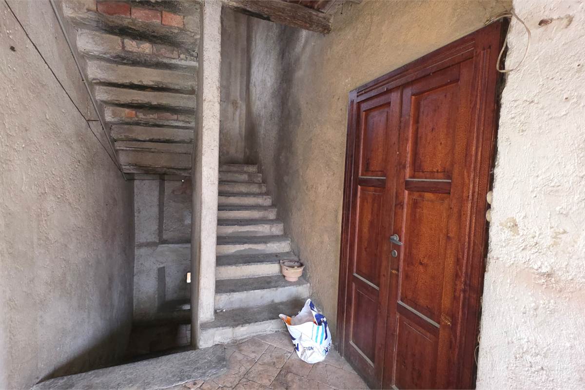 Rustico su tre livelli a Cirimido 