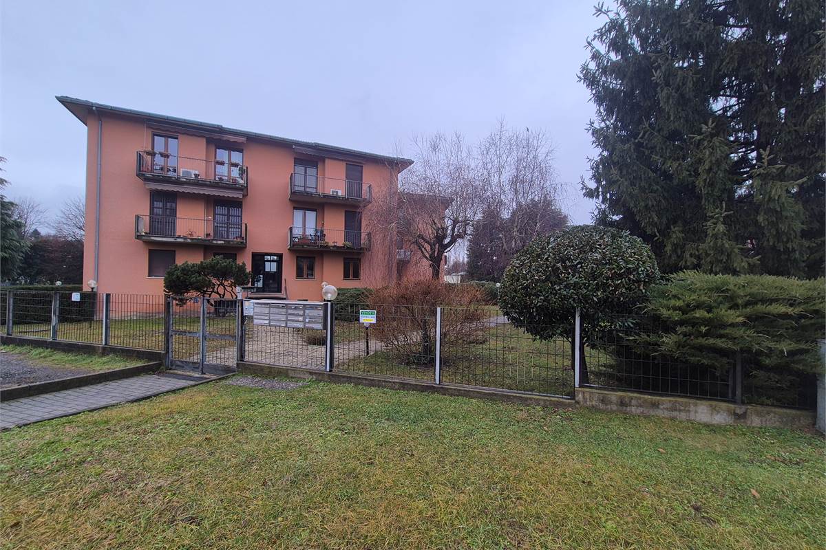 Trilocale con balcone, autorimessa e cantina a Villa Guardia