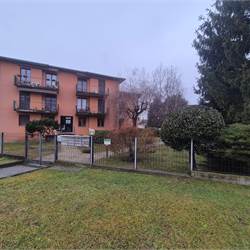 Trilocale con balcone, autorimessa e cantina a Villa Guardia