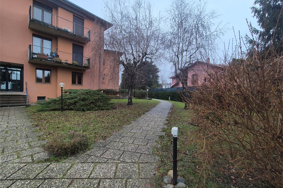 Trilocale con balcone, autorimessa e cantina a Villa Guardia