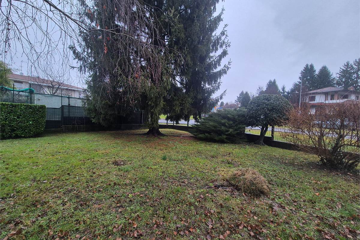 Trilocale con balcone, autorimessa e cantina a Villa Guardia