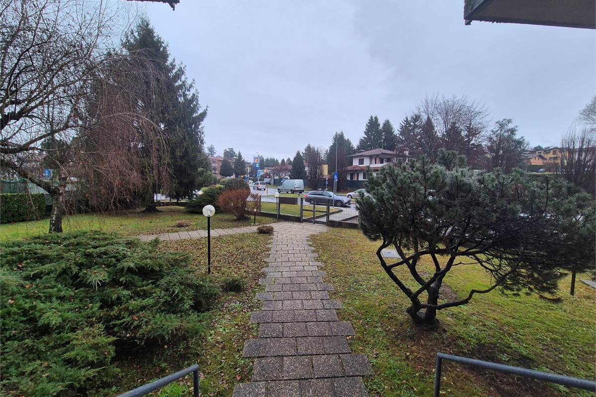 Trilocale con balcone, autorimessa e cantina a Villa Guardia