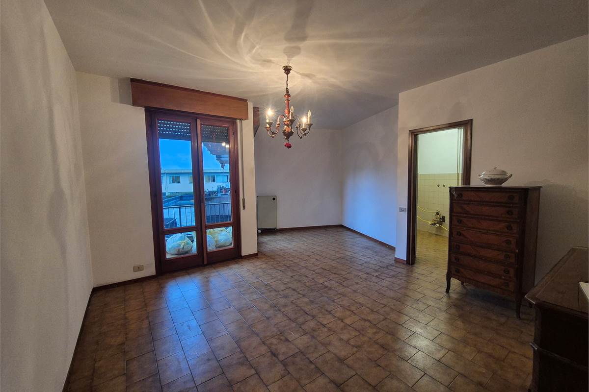 Trilocale con balcone, autorimessa e cantina a Villa Guardia